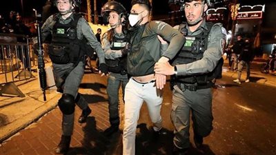 قوات الجيش الإسرائيلي تعتقل فلسطينيا في الخليل