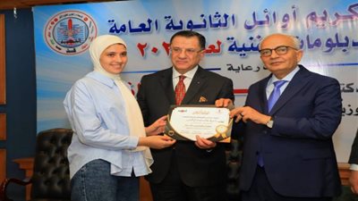 وزير والتعليم المصري يكرم أوائل الثانوية العامة والدبلومات الفنية