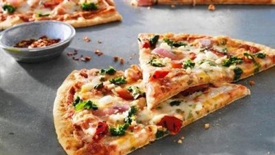 طريقة عمل البيتزا المصرية.. أسرار تحضيرها في 4 خطوات فقط