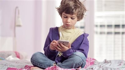 دراسة جديدة تكشف ما يحدث عند التعرض للضوء الأزرق المنبعث من الهواتف المحمولة