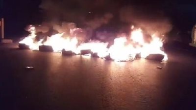 لبنانيون يعتصمون أمام منزل رئيس الوزراء