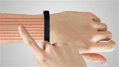 الكشف جهاز يمكن إلصاقه بالجلد لقياس الحجم المتغير للأورام أدناه