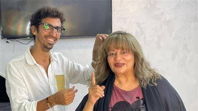 إطلالة غريبة.. الفنانة المصرية فريدة سيف النصر توثق المراحل الأولى من تعديل لون شعرها (صور)