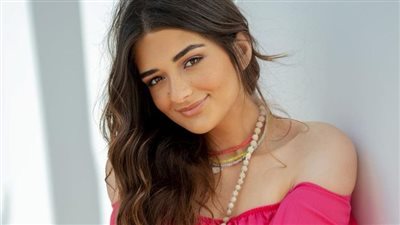 ارتدت فستانًا ورديًا جذابًا.. إطلالة جديدة للفنانة 