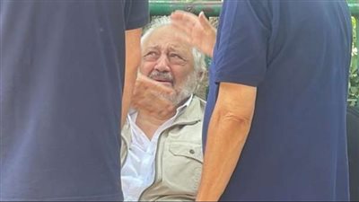 انهيار الفنان المصري خالد زكي خلال وداع زوجته (صور)