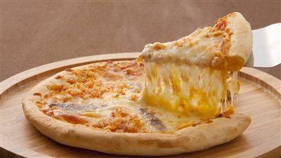 طريقة عمل البيتزا بالجبنة الرومي والموتزاريلا.. معجنات سهلة وسريعة