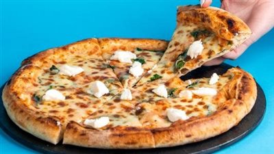 طريقة عمل البيتزا بالجبنة العادية.. 3 وصفات شهية وغير مكلفة