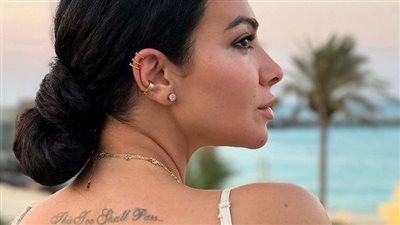  بفستان مكشوف الظهر.. الفنانة المصرية ميرهان حسين في ظهور مثير يتصدر السوشيال ميديا (صور)