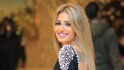 بفستان أصفر اللون... إطلالة جديدة للفنانة المصرية منة فضالي (صورة)