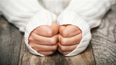 طبيبة: برودة يدي الطفل قد تشير إلى مشكلات في الغدة الدرقية