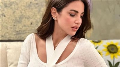 بفستان أبيض قصير.. إطلالة جديدة للممثلة التونسية درة (صور)