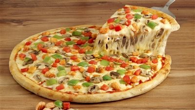 طريقة عمل البيتزا في البيت.. وصفة الشيف نادية السيد بالفيديو