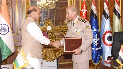 المتحدث العسكري: وزير الدفاع والإنتاج الحربى يلتقى نظيره الهندي 