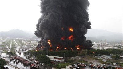 اندلاع حريق ضخم بمصفاة نفط في فنزويلا جراء صاعقة