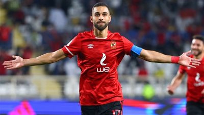النجم عمرو السولية يداعب اللاعب 