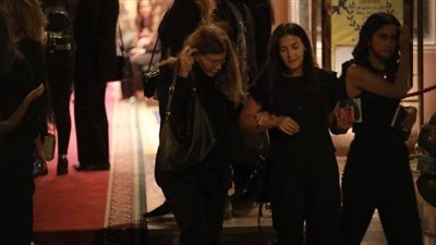 رفقة النجمة دنيا سمير غانم.. ظهور الفنانة المصرية ميرفت أمين في عزاء زوجة الفنان خالد زكي (صور)