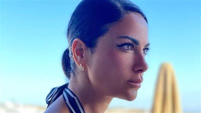  الممثلة الأردنية صبا مبارك تنشر صورًا جديدة لها من عطلتها الصيفية 