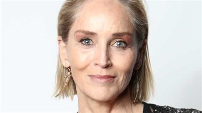  النجمة الامريكية شارون ستون تشعل مواقع التواصل (فيديو)