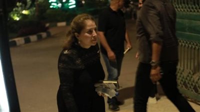شاهد.. الفنانة المصرية بوسي تحرص على تقديم واجب العزاء في زوجة الفنان خالد زكي (صور) 