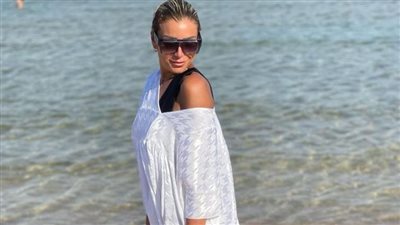  ترتدي كاش مايوه أبيض شفاف.. إطلالة جديدة للفنانة المصرية ريم البارودي