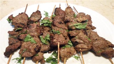 طريقة عمل الكباب المشوي القطع في البيت.. وصفتين بالفيديو