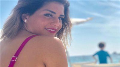 بفستان أسود ذو أكمام مكشوفة.. إطلالة جديدة للممثلة المصرية منة فضالي