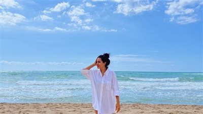  بإطلالة مميزة.. الفنانة المصرية نسرين أمين تنشر صورتين من إطلالتها الصيفية الأخيرة