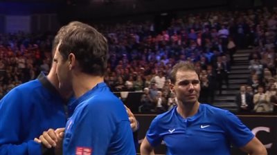 بالدموع.. روجر فيدرر يودع ملاعب التنس