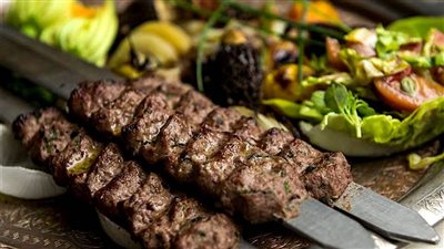 طريقة عمل الكباب على الفحم.. تعرفي على أسرار تتبيلة اللحم بالفيديو