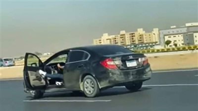 مصر.. ضبط المتهم بقيادة سيارة برعونة على طريق السويس الصحراوي