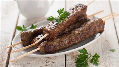 طريقة عمل الكباب في الفرن.. 3 وصفات الأخيرة للشيف منال العالم