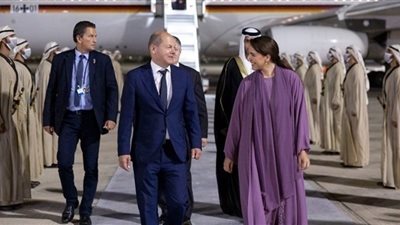 في زيارة عمل.. المستشار الألماني يصل إلى الإمارات