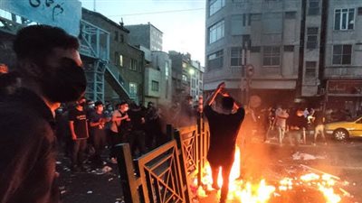 لإرهاب المواطنين.. الأمن يجوب طهران بمكبرات صوت بعد اعتقال 1200 متظاهر