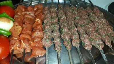 طريقة عمل الكباب في المنزل.. وصفتين باللحم القطع والمفروم