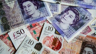 هبوط الجنيه الإسترليني إلى مستوى قياسي اليوم الإثنين