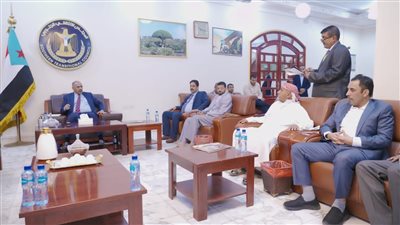 اليمن.. الزُبيدي يدعو أبناء شبوة إلى المزيد من التلاحم والوقوف صفا واحدا إلى جانب السلطة المحلية 