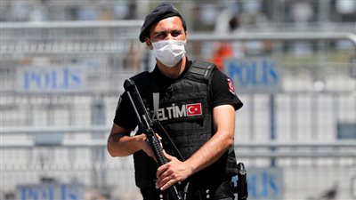 تركيا.. إصابة عنصري أمن جراء انفجار قرب قنبلة بمركز للشرطة 