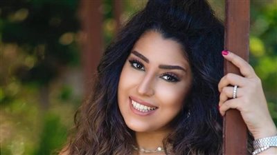 بفستان مثير مفتوح الصدر.. الفنانة المصرية أيتن عامر في أحدث جلسة تصوير 