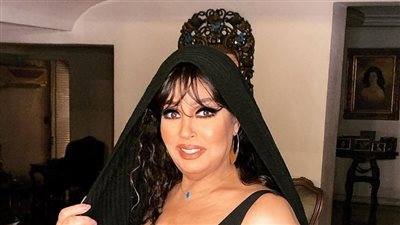 ترتدي فستان ذهبي اللون.. فيديو جديدة للفنانة المصرية فيفي عبده