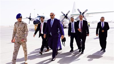 نائب رئيس مجلس القيادة اليمني يصل السعودية قادمًا من عدن