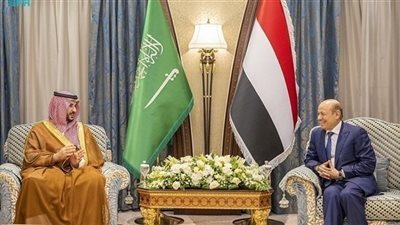 رئيس مجلس القيادة الرئاسي اليمني يبحث جهود السلام في الرياض