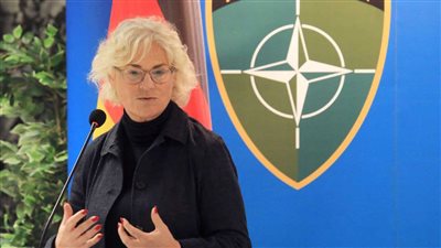 وزيرة دفاع ألمانيا تصل إلى أوكرانيا في زيارة مفاجئة