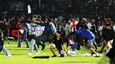 خلال مباراة كرة القدم.. وفاة 127 شخصا إثر أعمال شغب في إندونيسيا