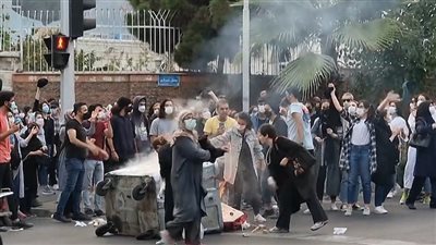 رئيس برلمان إيران يدعو الأمن للتعامل بقوة مع المتظاهرين