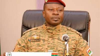 بعد يومين من الانقلاب.. رئيس بوركينا فاسو يوافق على الاستقالة