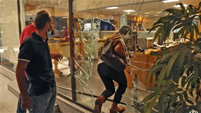 لبنان.. مودع يقتحم مصرفا في بيروت ويحصل على ودائعه