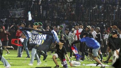 إندونيسيا.. عدد الوفيات بين الأطفال في حادثة التدافع بملعب جاوة يرتفع لـ 32 