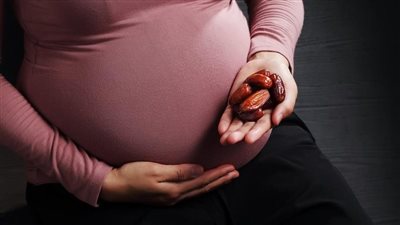 فوائد البلح للحامل والجنين.. وقاية من تسمم الحمل والسكري ولكن بشروط