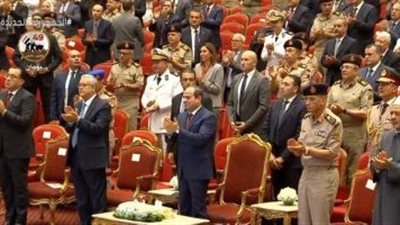  الرئيس المصري يقدم 