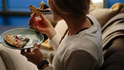 باحثون: تناول الطعام في وقت متأخر قد يزيد من احتمالية الإصابة بالسمنة